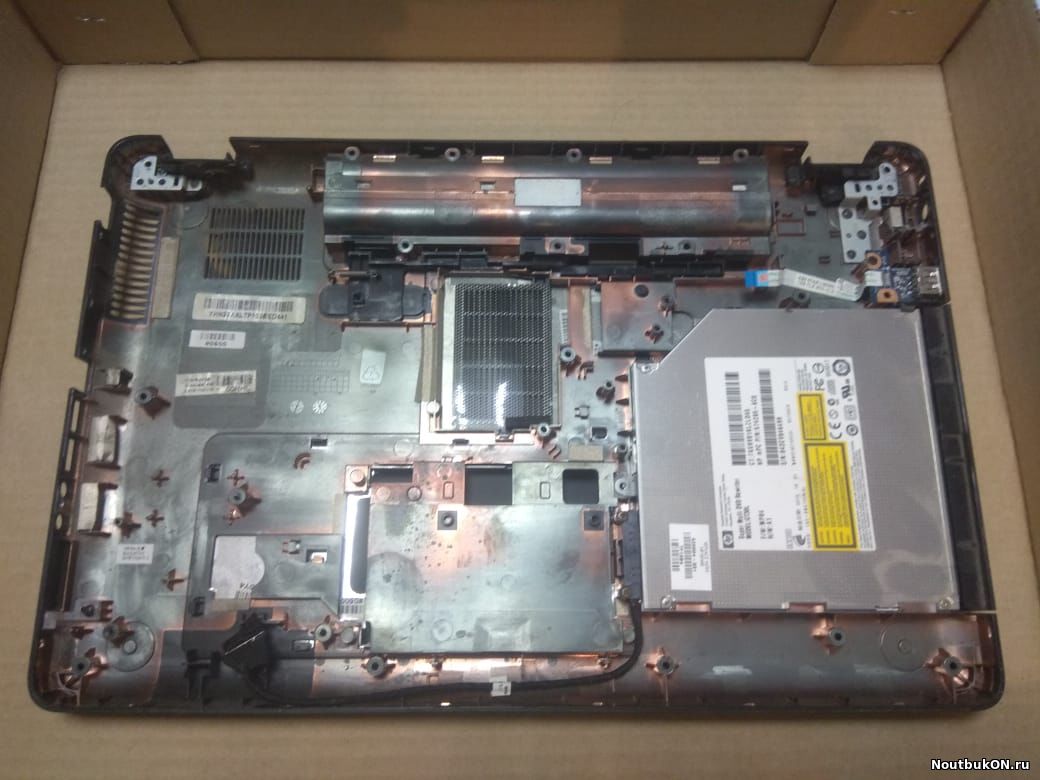 ПОДДОН С ТРЕЩИНОЙ НА РЕШЕТКЕ РАДИАТОРА для ноутбука HP Compaq CQ56 G56 33AXLBATP10 СОВМЕСТИМ С ПЕТЛЯМИ FBAX6014010 FBAX6013010