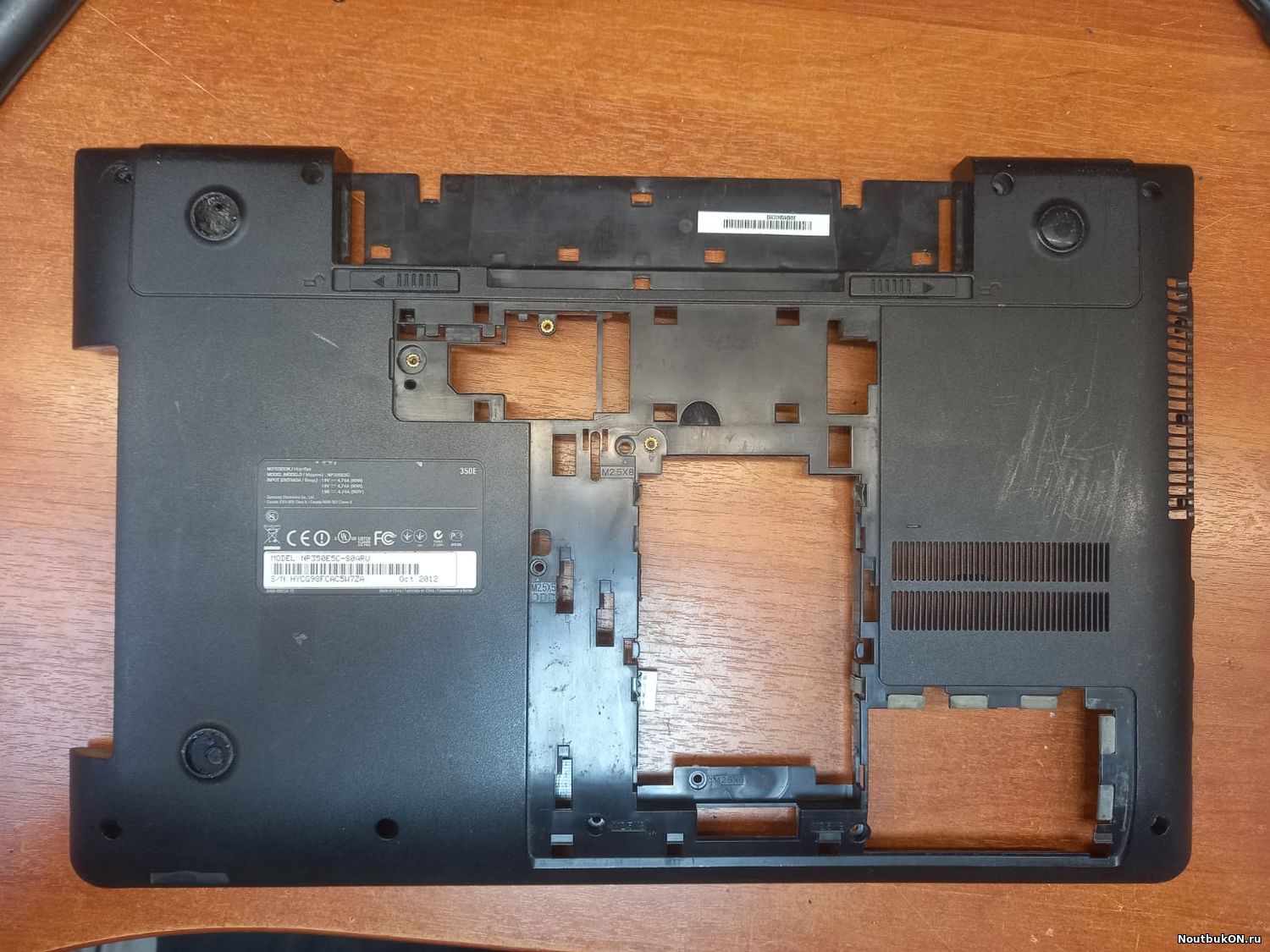 Поддон, нижний корпус для ноутбука Samsung NP350V5C, NP350V5X, NP355V5C (BA75-04092A), D-cover без крышек отсеков все крепления есть. на решетке нет пары ребер