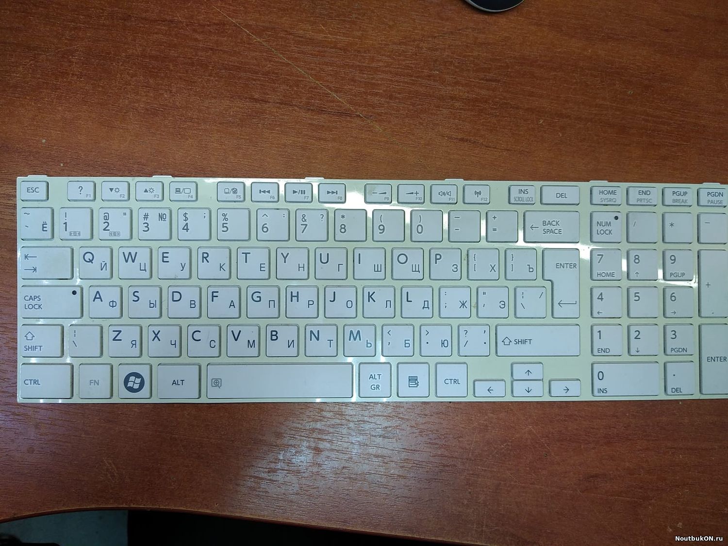Клавиатура для ноутбука Toshiba Satellite C850, C850D, C855, C855D, L850, L850D, L855, L855D, белая с рамкой NSK-TV1SU б\у оригинал с разбора