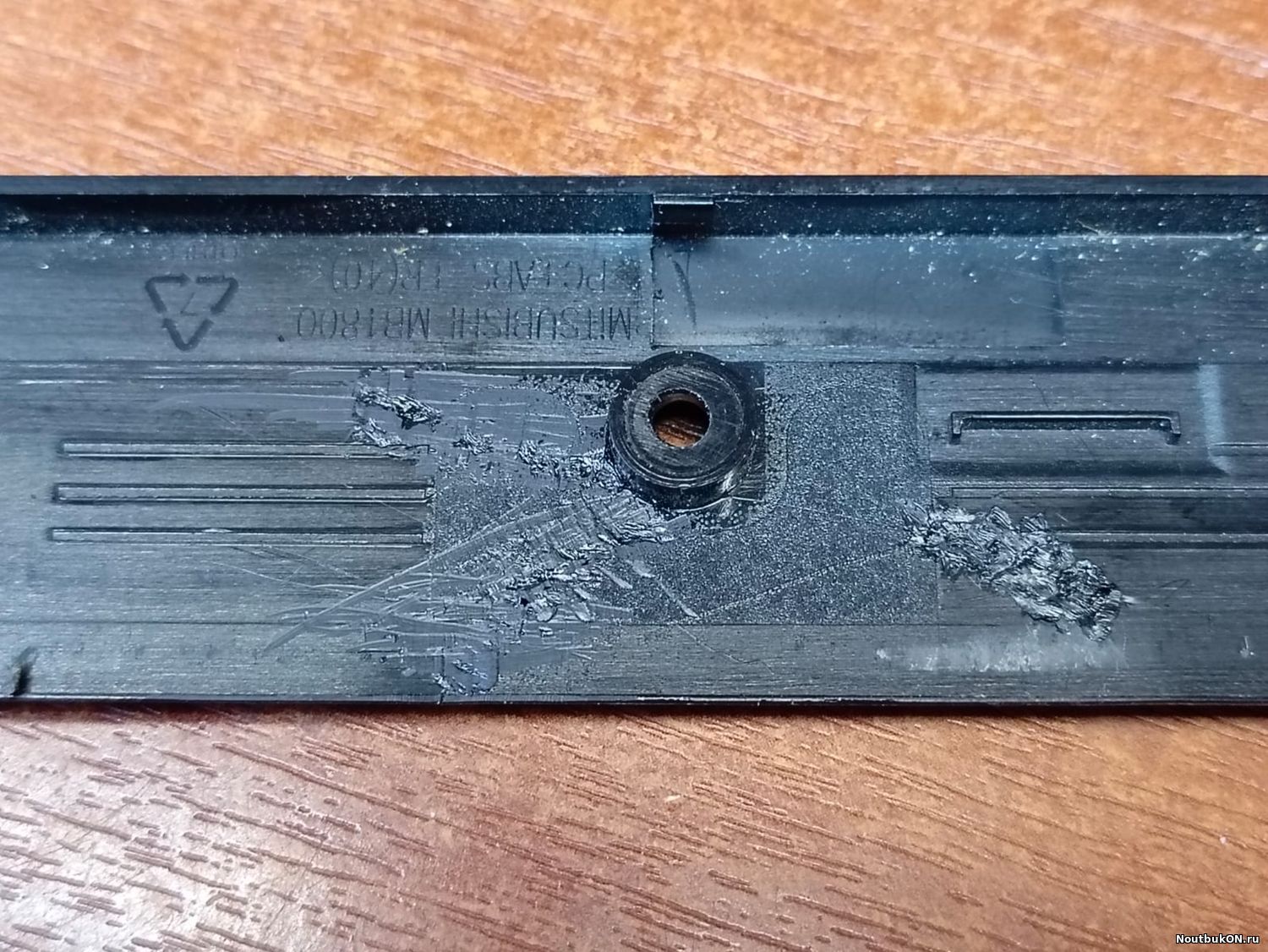 Рамка матрицы для ноутбука Lenovo ThinkPad T510, W510 60Y5483 внизу по центру запаяна трещина