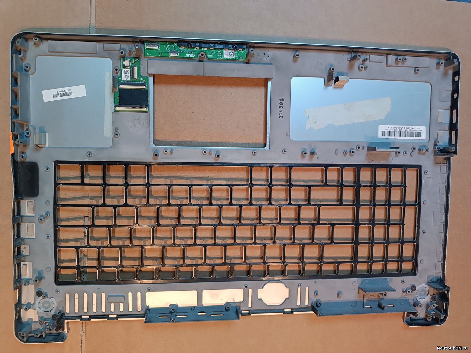 Топкейс палрест palmrest для ноутбука Asus N750J, N750JK, N750JV p/n: серебристый меттал 13NB0201AM0311, 13N0-PTA0111