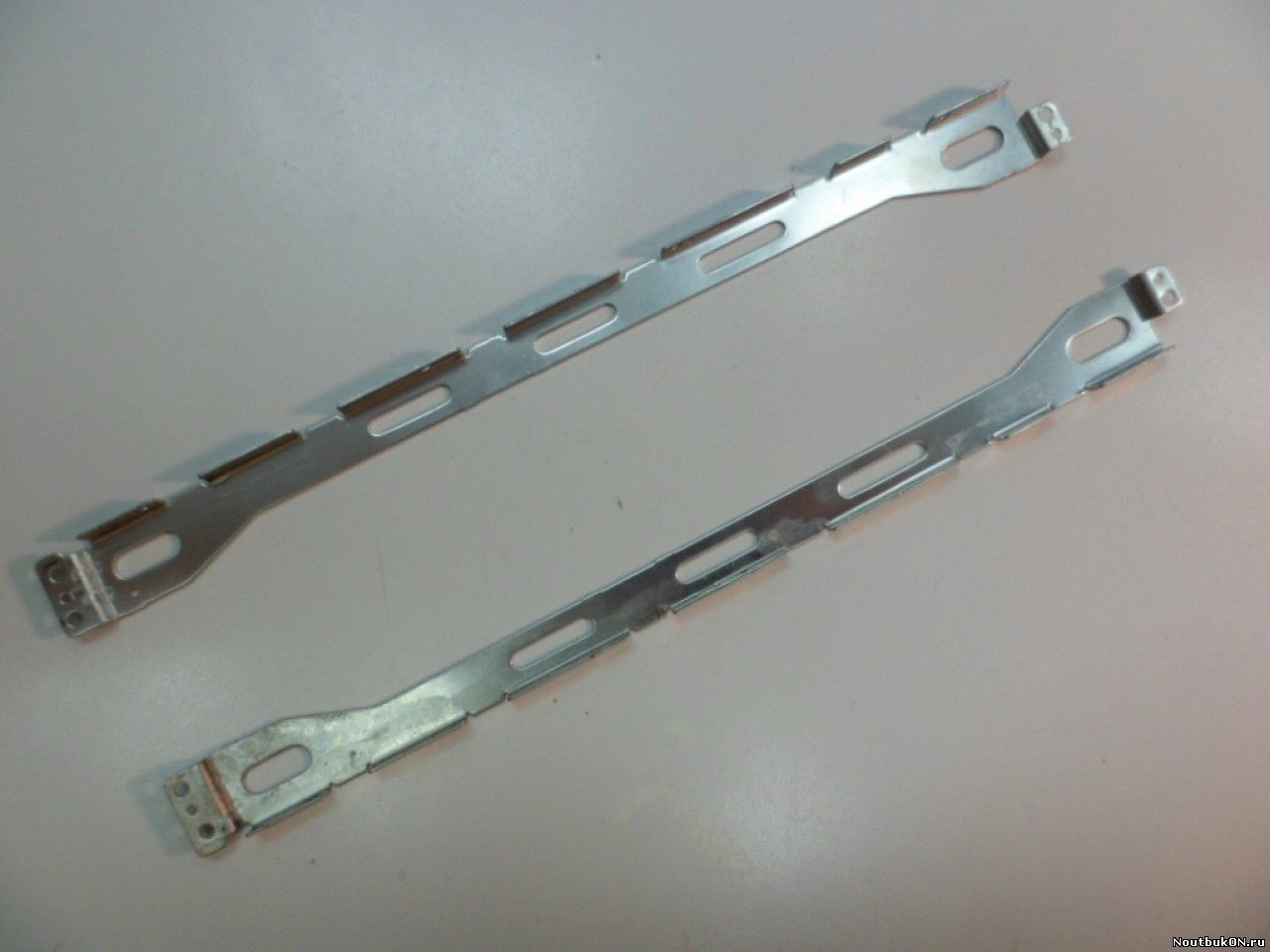 Петли (только напрваляющие) для ноутбука Samsung NP300E7A, NP305E7A scala3-17 BA61-01567A BA61-01568A