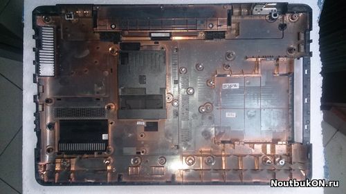 Поддон корыто для ноутбука Samsung RC710 RC720 BA75-02828A с небольшой трещиной в районе решетки радиатора